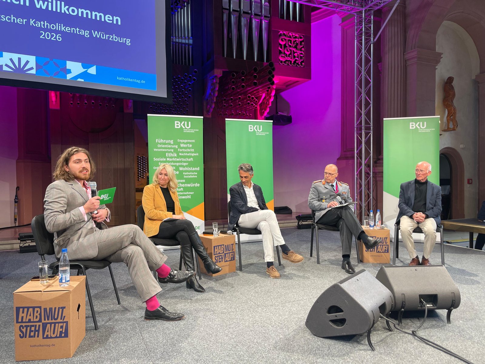David Dekorsi moderiert den BKU-Abend beim Katholikentag Würzburg